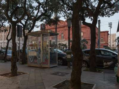 Non solo. La strada conserva anche quattro cabine telefoniche (anche se appena quattro anni fa ne contammo ben 12)...